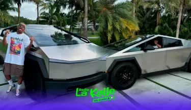 Jefferson Farfn con lujoso auto Tesla Cybertruck.