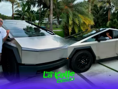 Jefferson Farfn con lujoso auto Tesla Cybertruck.