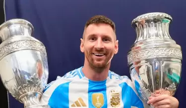 Messi con dos trofeos de la Copa Amrica.