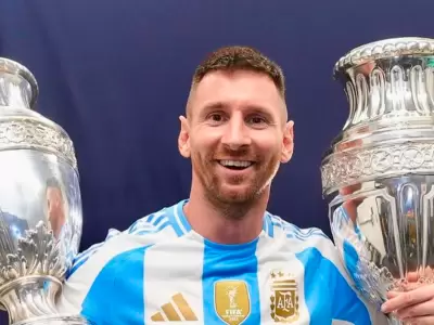 Messi con dos trofeos de la Copa Amrica.