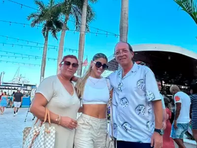 Yahaira Plasencia y sus padres en Miami.