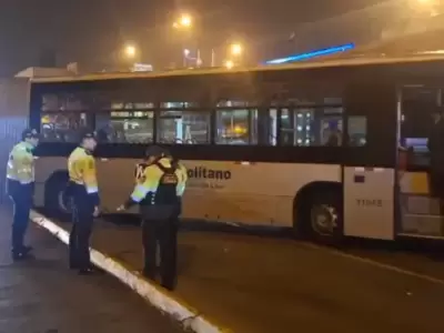 Bus del Metropolitano choca contra vehculo particular en Miraflores