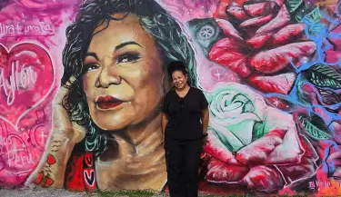 Eva Aylln recibe homenaje en Muro de Berln.