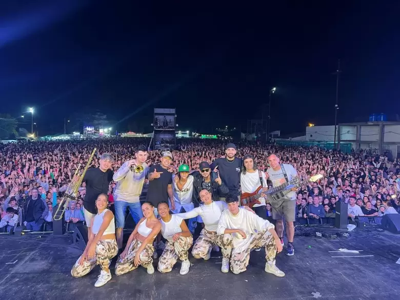 Valetino Merlo junto a su equipo de musicos en el Festival Nacional del Ternero, Argentina.