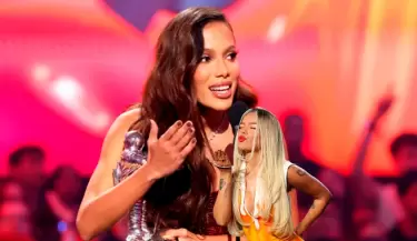 Anitta reconoce a Karol G tras ganar en los MTV VMAs 2024.