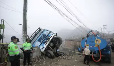 Camin cisterna cae sobre casa y aplasta a una nia