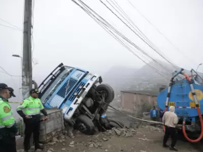 Camin cisterna cae sobre casa y aplasta a una nia